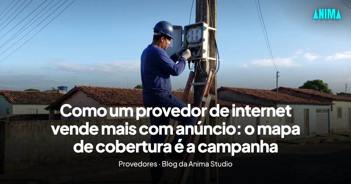 Técnico instalando fibra óptica em um poste de rua